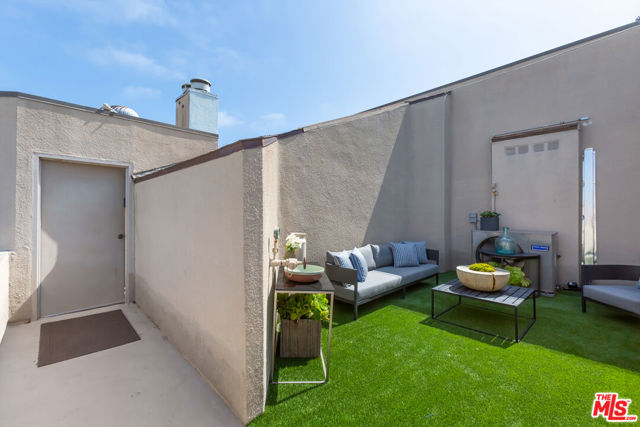 18 Union Jack Street, Marina del Rey CA: https://media.crmls.org/mediaz/66015493-5cc0-4929-ba3a-c3e53adc4e25.jpg