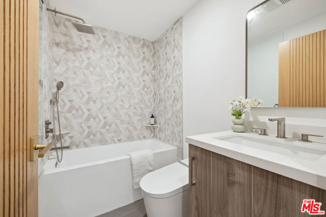 5221 Campo Road, Woodland Hills CA: https://media.crmls.org/mediaz/66016ada-2fd9-4d65-b251-a56be7ba9ff8.jpg