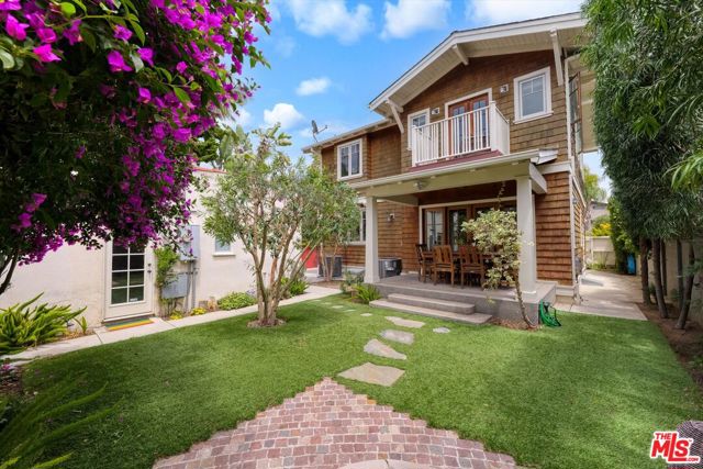 933 W Venezia Avenue, Venice CA: https://media.crmls.org/mediaz/6601d5ae-44c7-4b7a-b5ac-4a62bd8c4cc1.jpg