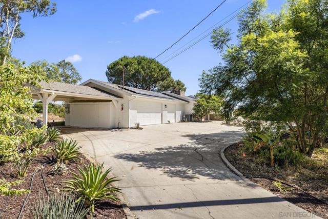 38795 Harris Truck Trail, Fallbrook CA: https://media.crmls.org/mediaz/6601f9c8-5bcd-40a3-bec2-4c05895606e6.jpg