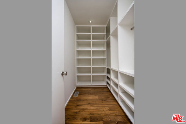 848 Milwood Avenue, Venice CA: https://media.crmls.org/mediaz/66021d14-23ff-49f4-bf01-343423718e2b.jpg