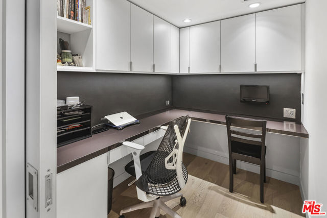 13700 Marina Pointe Drive, Marina del Rey CA: https://media.crmls.org/mediaz/660225ce-300d-4e38-9bb6-113b293f58a3.jpg