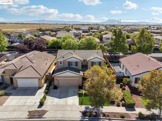 124 Clear Lake Ct, Oakley CA: https://media.crmls.org/mediaz/66029d70-13b8-4e6d-a778-f6b9856a7e18.jpg
