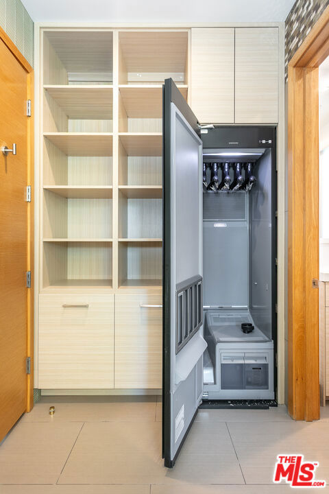 142 N Hamel Drive, Beverly Hills CA: https://media.crmls.org/mediaz/6602e1a3-cab0-4c69-97a6-0847e5a03cae.jpg