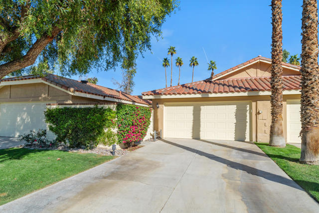 240 Santa Barbara Circle, Palm Desert CA: https://media.crmls.org/mediaz/66038d80-ebfb-4d82-9f0c-c0e6bd3002a1.jpg