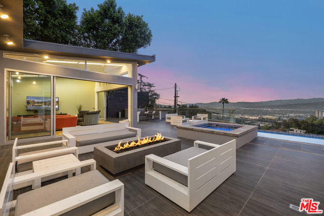 7275 Mulholland Drive, Los Angeles CA: https://media.crmls.org/mediaz/6603e820-9ad0-4531-95ed-621ebb6ba488.jpg