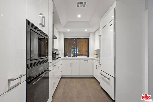 701 Ocean Avenue, Santa Monica CA: https://media.crmls.org/mediaz/66046fbe-9fb9-4285-9817-2464bb0c06d3.jpg