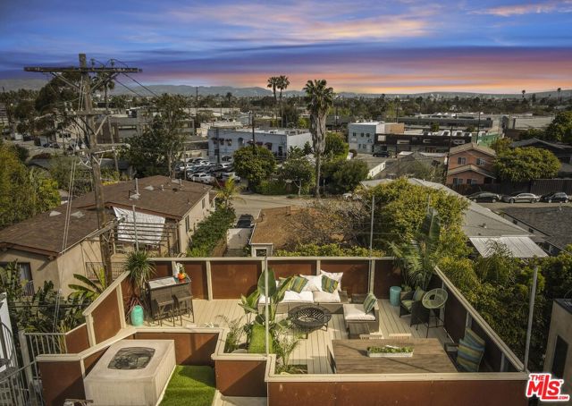 657 Mildred Avenue, Venice CA: https://media.crmls.org/mediaz/66051be3-c5b1-4bd9-9cc5-1c6192e68094.jpg