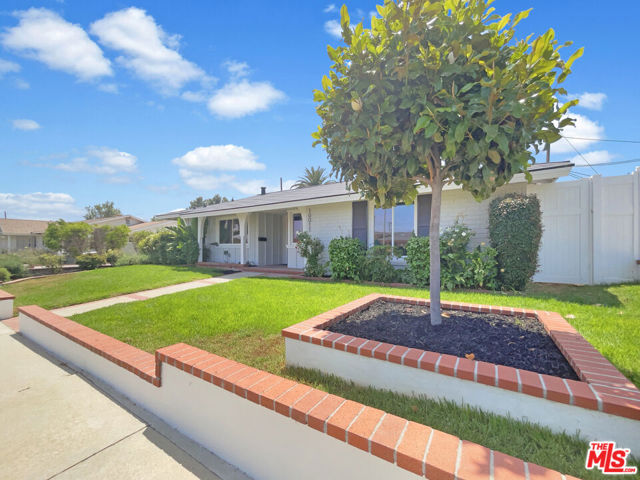 10011 Odessa Avenue, North Hills CA: https://media.crmls.org/mediaz/66053f45-0674-4f25-904e-8960d0899ac5.jpg