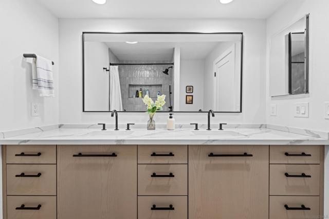 510 Camino De La Reina, San Diego CA: https://media.crmls.org/mediaz/6605b822-45ce-4e03-bb66-26aba51530dc.jpg