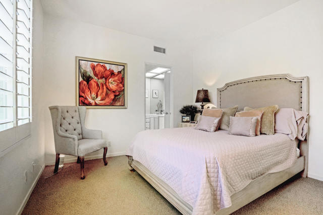 371 Indian Ridge Drive, Palm Desert CA: https://media.crmls.org/mediaz/66067f42-f4db-4c6d-9595-08b41e3689b4.jpg