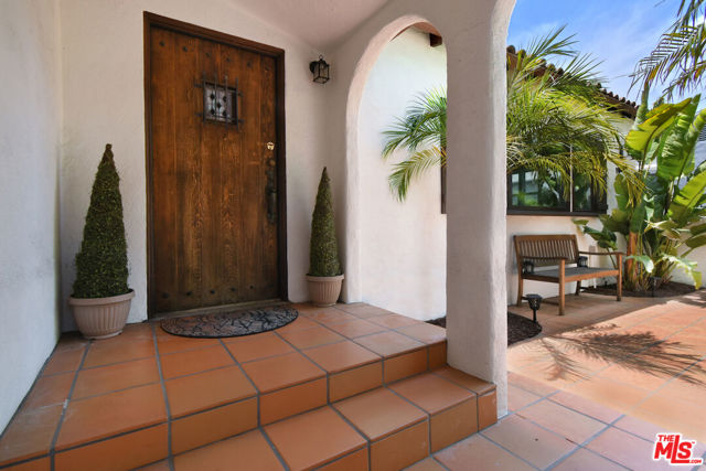 10344 Woodbridge Street, Toluca Lake CA: https://media.crmls.org/mediaz/66080b57-4478-4831-8869-403cdeed7dbc.jpg