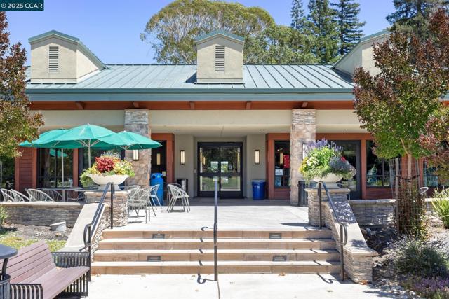 1150 Canyonwood Court, Walnut Creek CA: https://media.crmls.org/mediaz/66089adb-99cb-446f-80fa-80aca50092bb.jpg