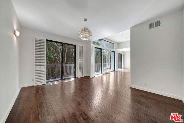 8871 Burton Way, Los Angeles CA: https://media.crmls.org/mediaz/66090235-fa46-403f-b183-03e2c46e444b.jpg