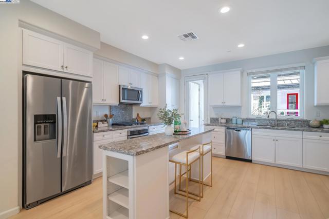 5588 El Dorado Ln, Dublin CA: https://media.crmls.org/mediaz/660938a9-99e6-4523-9120-c5f09d03c2ee.jpg