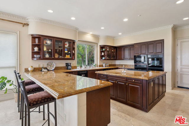 19016 Devonport Lane, Tarzana CA: https://media.crmls.org/mediaz/66096302-66bf-40e1-ae84-d18a8ff49ce1.jpg