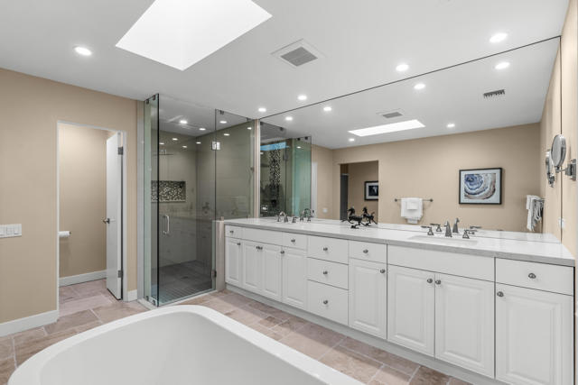 132 Columbia Drive, Rancho Mirage CA: https://media.crmls.org/mediaz/66097337-4d96-4a4b-9426-033515c1cc0f.jpg