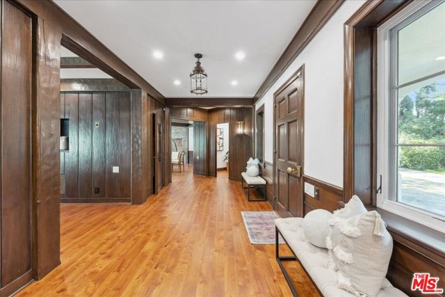 814 Foothill Road, Beverly Hills CA: https://media.crmls.org/mediaz/660aa9c5-7077-465b-ab47-339c9fbd23fb.jpg