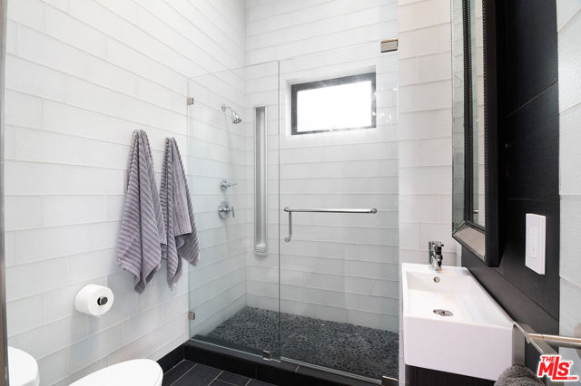 338 S Highland Avenue, Los Angeles CA: https://media.crmls.org/mediaz/660aca82-815e-483e-8b66-9bf47cd68766.jpg