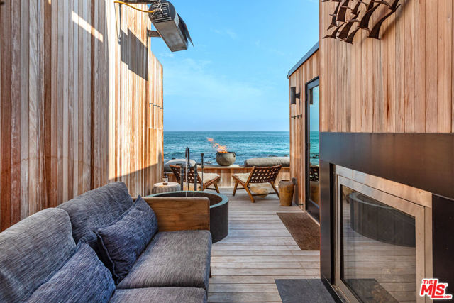 20762 Pacific Coast Highway, Malibu CA: https://media.crmls.org/mediaz/660b7dd1-8cce-4bd4-bd24-d2a6966f6bf4.jpg