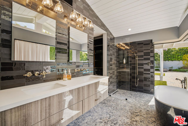 8400 Mulholland Drive, Los Angeles CA: https://media.crmls.org/mediaz/660bf20e-4355-4aec-a605-e9d940c1ebba.jpg