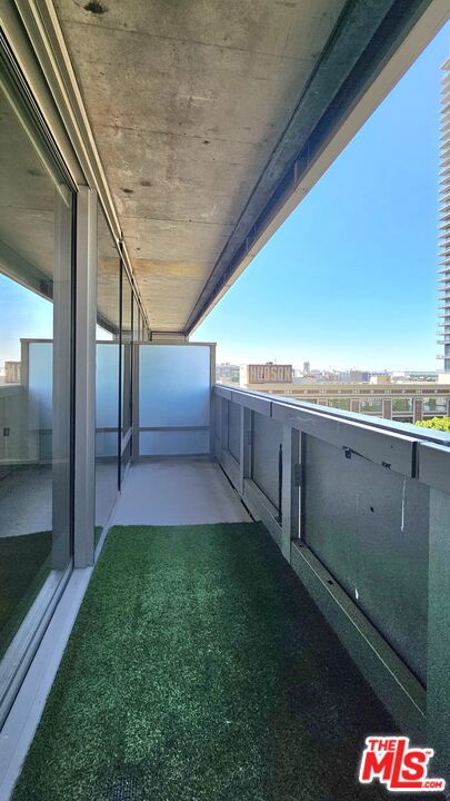 1155 S Grand Avenue, Los Angeles CA: https://media.crmls.org/mediaz/660c1a98-7f86-4382-9c77-ae5b91c2b99e.jpg