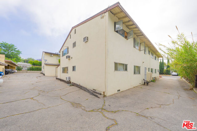10039 Haines Canyon Avenue, Tujunga CA: https://media.crmls.org/mediaz/660d226f-95ac-4ca8-a81b-a2bddeb272cf.jpg