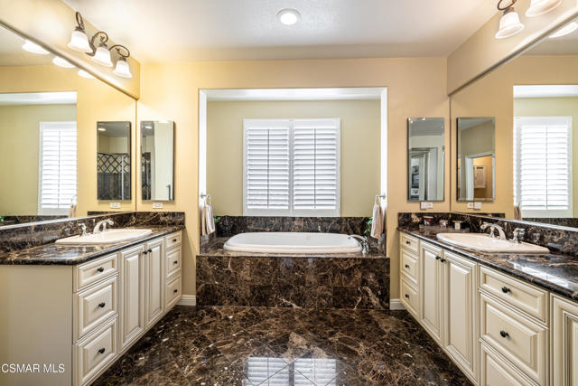 4024 Eagle Flight Drive, Simi Valley CA: https://media.crmls.org/mediaz/6610bdc3-345d-4edb-b152-3ad0f97183cb.jpg
