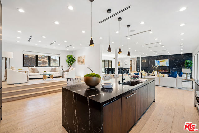 19536 Wells Drive, Tarzana CA: https://media.crmls.org/mediaz/66111ebb-d712-473d-826b-6ddaf7bce500.jpg