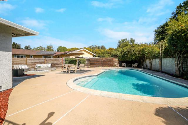 1662 Dorchester Pl, Concord CA: https://media.crmls.org/mediaz/66116821-8fb2-41e7-9706-e7c5d56fd017.jpg