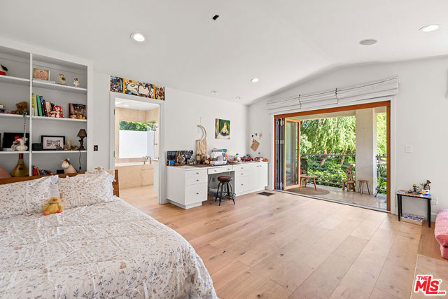 10424 Valley Spring Lane, Toluca Lake CA: https://media.crmls.org/mediaz/66122478-bee4-420e-bfea-8456a5d0ed80.jpg