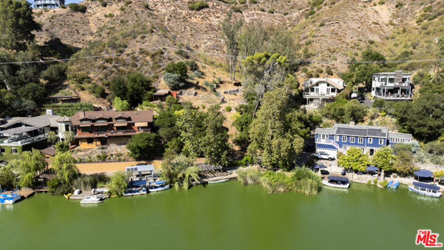 2100 Lakeshore Drive, Agoura Hills CA: https://media.crmls.org/mediaz/6613af50-7e03-43ab-a5a2-9aad192c3ab6.jpg