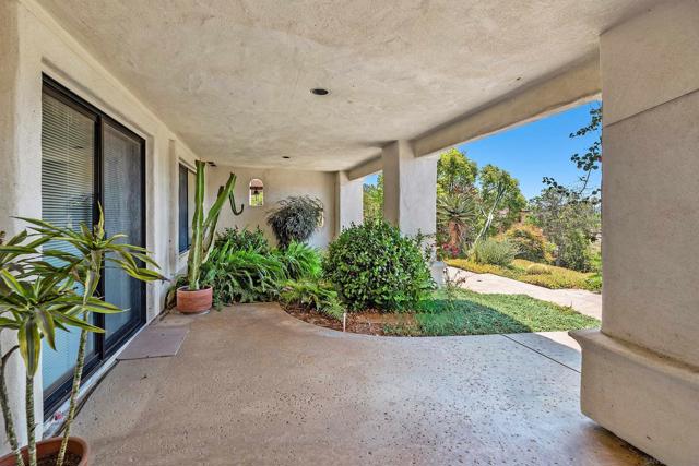 12982 Polvera Ct, San Diego CA: https://media.crmls.org/mediaz/6613c856-79c4-4a85-83e2-8b654668bac2.jpg