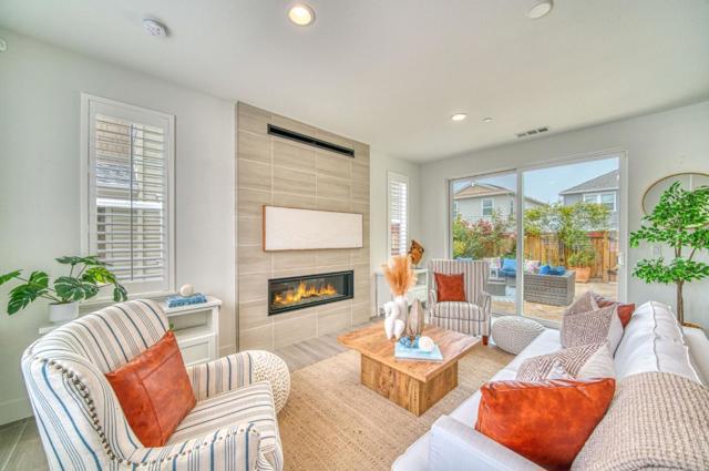267 Sandy Gulch Drive, Marina CA: https://media.crmls.org/mediaz/6614421a-0e0c-4a89-9cfb-339fc217aa6c.jpg