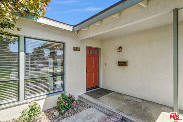 520 N Beachwood Drive, Burbank CA: https://media.crmls.org/mediaz/66152294-647d-41bf-879e-667b900f8b13.jpg