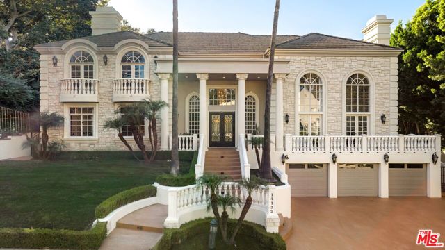 14132 Beresford Road, Beverly Hills CA: https://media.crmls.org/mediaz/66163828-053b-4fa3-b481-10570134fb51.jpg