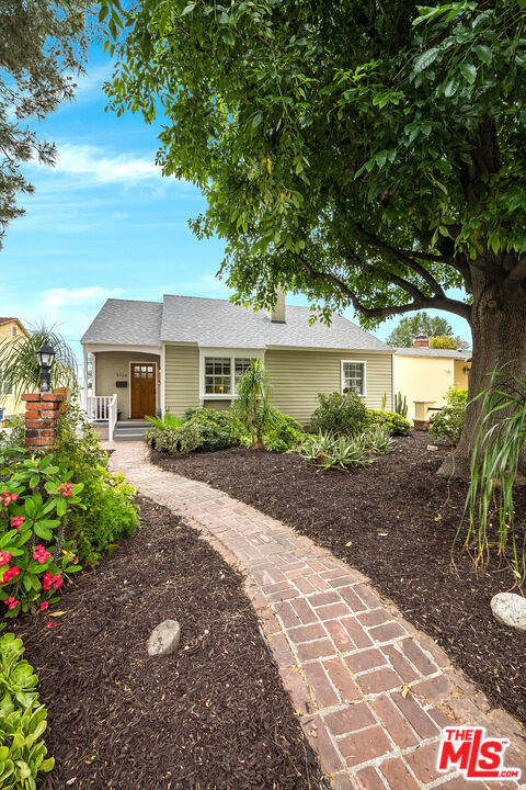 5728 Columbus Avenue Avenue, Sherman Oaks CA: https://media.crmls.org/mediaz/66166f58-c19d-42ff-a0c1-7908ca00e7d3.jpg