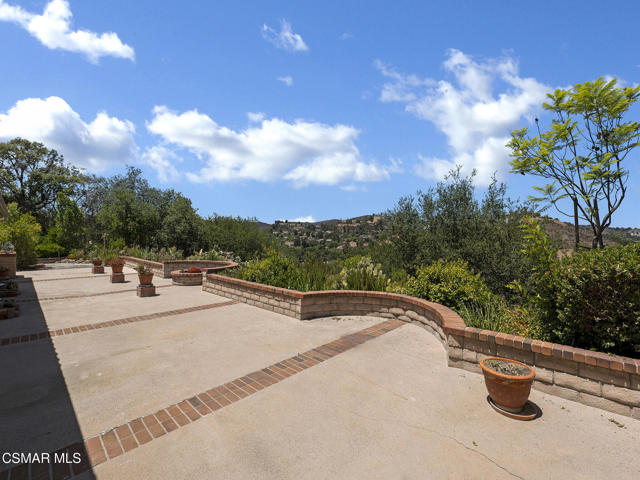 2031 Channelford Road, Westlake Village CA: https://media.crmls.org/mediaz/66170438-20f0-416f-8e7b-0b5488739f21.jpg