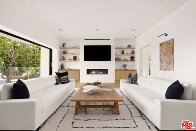 8 Oakmont Drive, Los Angeles CA: https://media.crmls.org/mediaz/661790fd-48ec-4121-ae27-16189f392c9a.jpg
