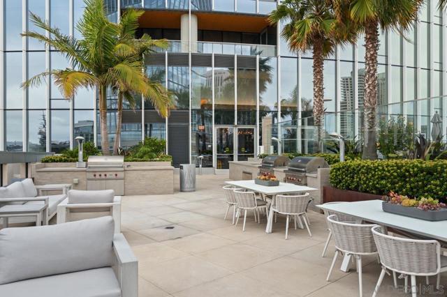888 W E St, San Diego CA: https://media.crmls.org/mediaz/6617978e-7d11-4a00-b05d-6601b3a8bc71.jpg