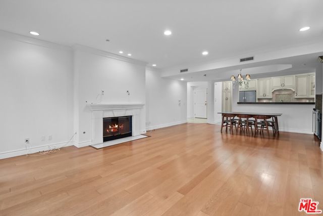 121 N Almont Drive, Beverly Hills CA: https://media.crmls.org/mediaz/6617c8af-85ba-430d-8070-2bca5dd54988.jpg