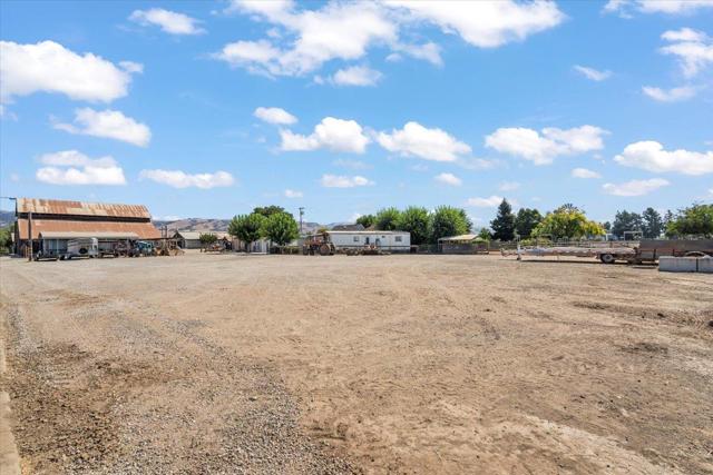 2675 Pacheco Pass Highway, Gilroy CA: https://media.crmls.org/mediaz/661a5654-afb2-440c-91b5-c28f82186965.jpg