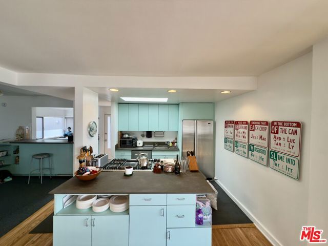 2714 4th Street, Santa Monica CA: https://media.crmls.org/mediaz/661ab0ad-c885-4a65-b419-0dface10f204.jpg