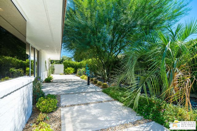 30 Mayfair Drive, Rancho Mirage CA: https://media.crmls.org/mediaz/661b0842-70cc-4aac-ac14-35c9fa8c61b9.jpg