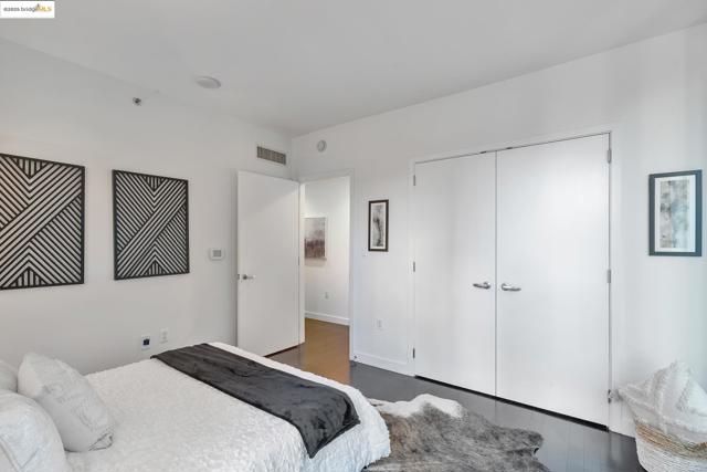 333 MAIN, San Francisco CA: https://media.crmls.org/mediaz/661b4d5d-25c2-455c-9e97-8c0b38ddfb5a.jpg
