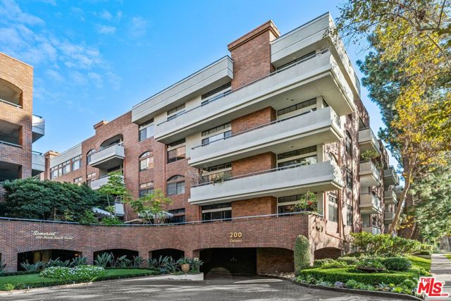 200 N Swall Drive, Beverly Hills CA: https://media.crmls.org/mediaz/661b8c11-93d2-4efb-9fdd-00f38420d0a8.jpg