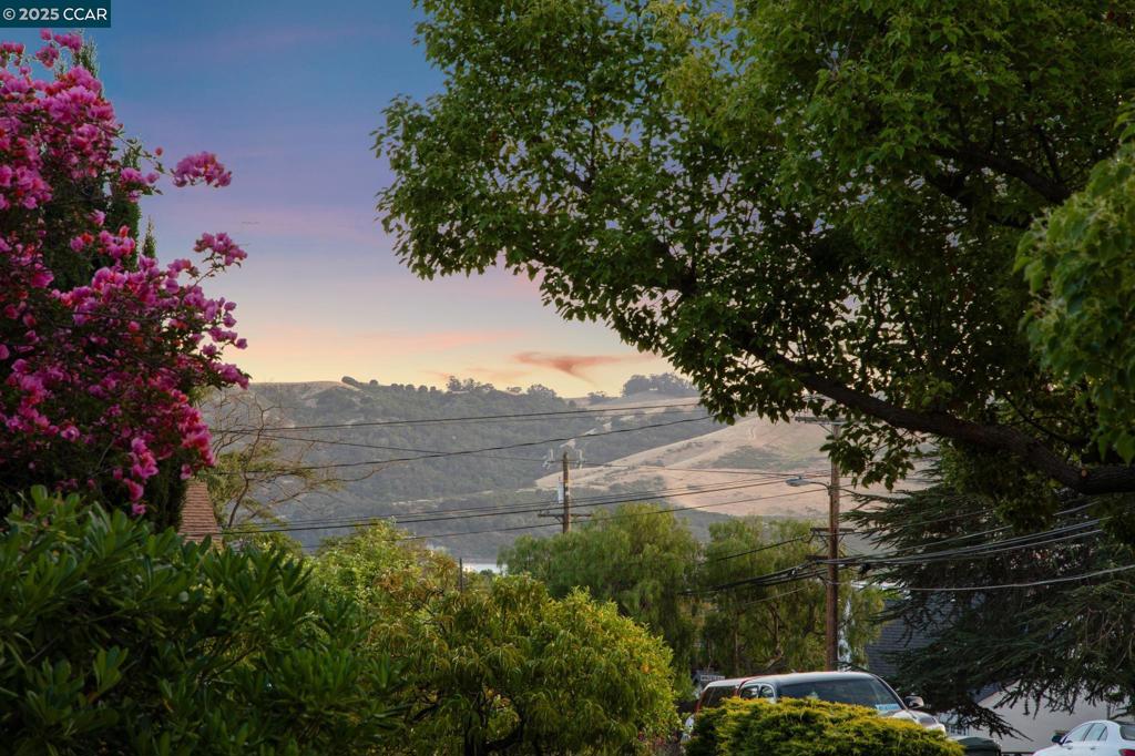 https://media.crmls.org/mediaz/661c16c3-8d0e-4b7d-8441-1a06487ee138.jpg?preset=X-Large