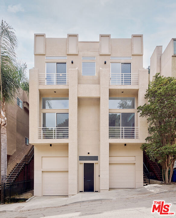 701 Museum Drive, Los Angeles CA: https://media.crmls.org/mediaz/661c4900-819d-4447-9f30-b5bc179b45c8.jpg