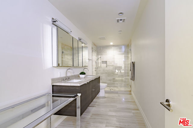 4661 Wilshire Boulevard, Los Angeles CA: https://media.crmls.org/mediaz/661cac54-e1b3-4ee2-93c0-6817d9ad5452.jpg