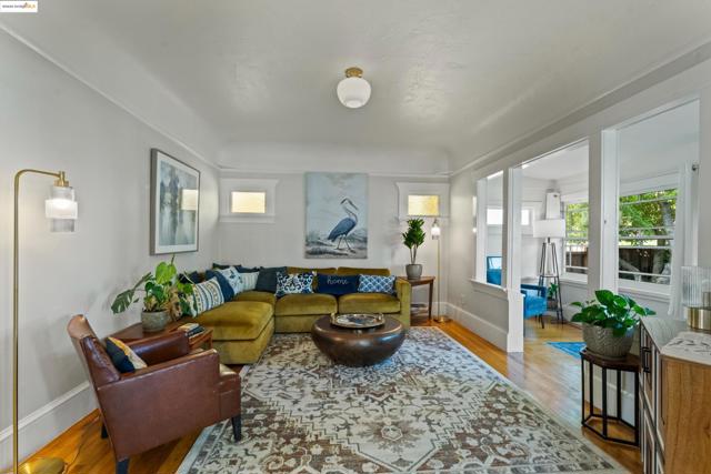3757 Lincoln Ave, Oakland CA: https://media.crmls.org/mediaz/661cc6b9-24bf-483c-a5f3-d29eb58a4add.jpg